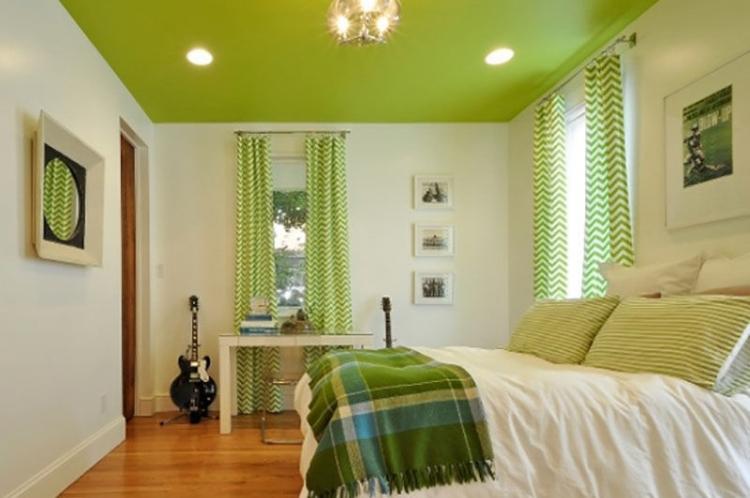 Plafond tendu dans la chambre - photo