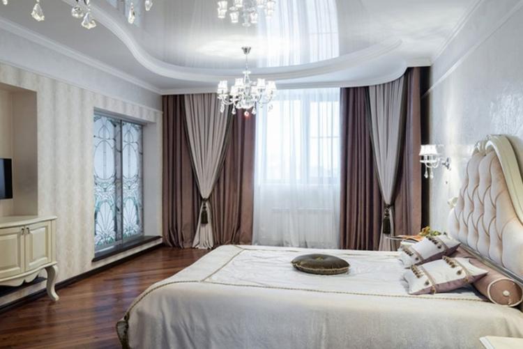 Plafond tendu dans la chambre - photo