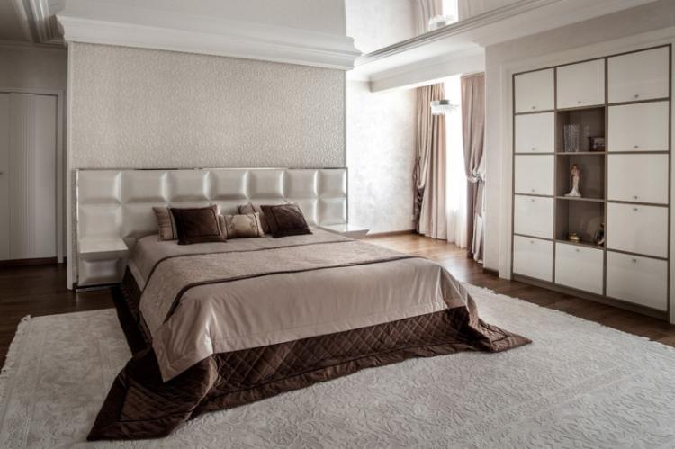 Plafond tendu dans la chambre - photo