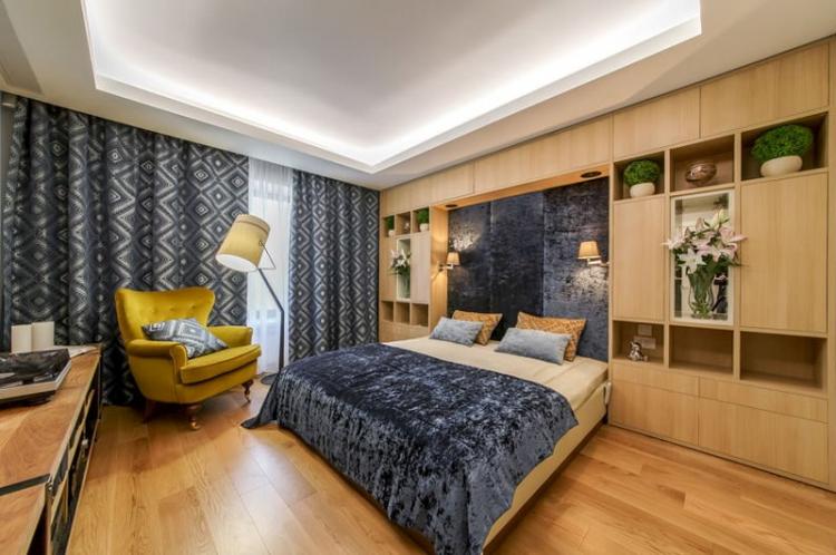 Plafond tendu dans la chambre - photo