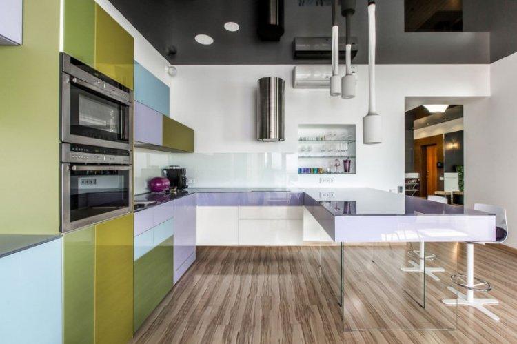 Plafond tendu dans une petite cuisine