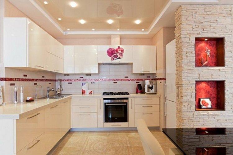 Plafonds tendus à deux niveaux dans la cuisine