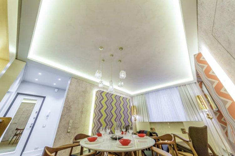 Plafonds tendus avec éclairage dans la cuisine