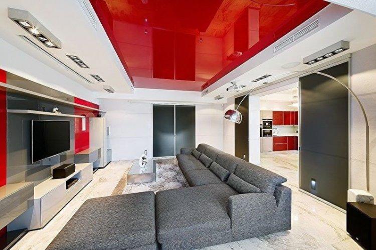 Plafonds tendus avec éclairage dans le hall (salon)