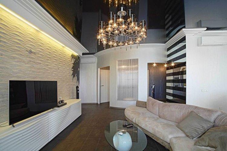 Plafonds tendus avec éclairage dans le hall (salon)