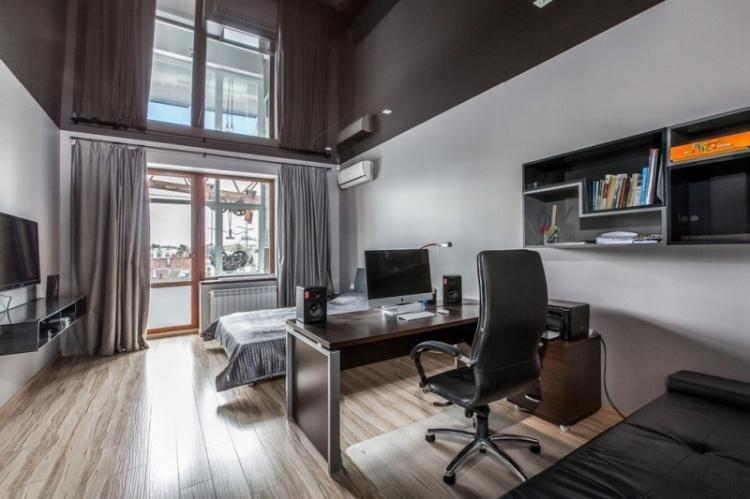 Plafonds tendus brillants dans la chambre