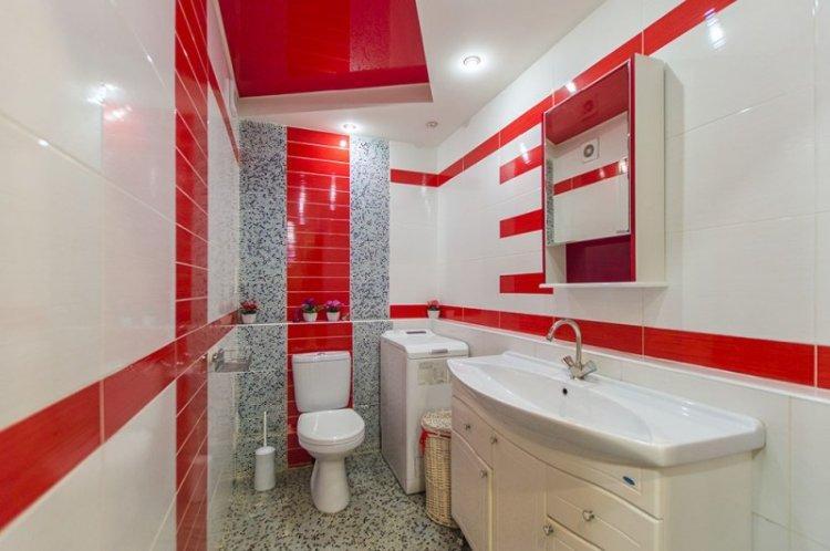 Plafonds tendus à deux niveaux dans la salle de bain