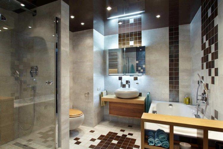 Plafonds tendus brillants dans la salle de bain