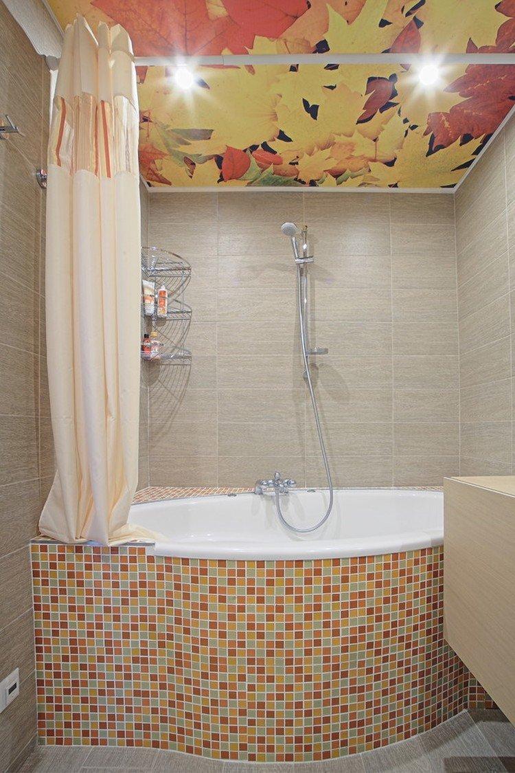 Plafonds tendus avec impression photo dans la salle de bain