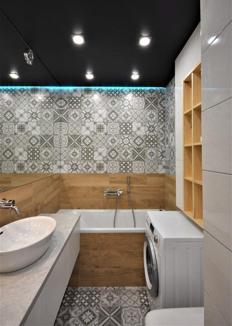 Plafonds tendus avec éclairage dans la salle de bain