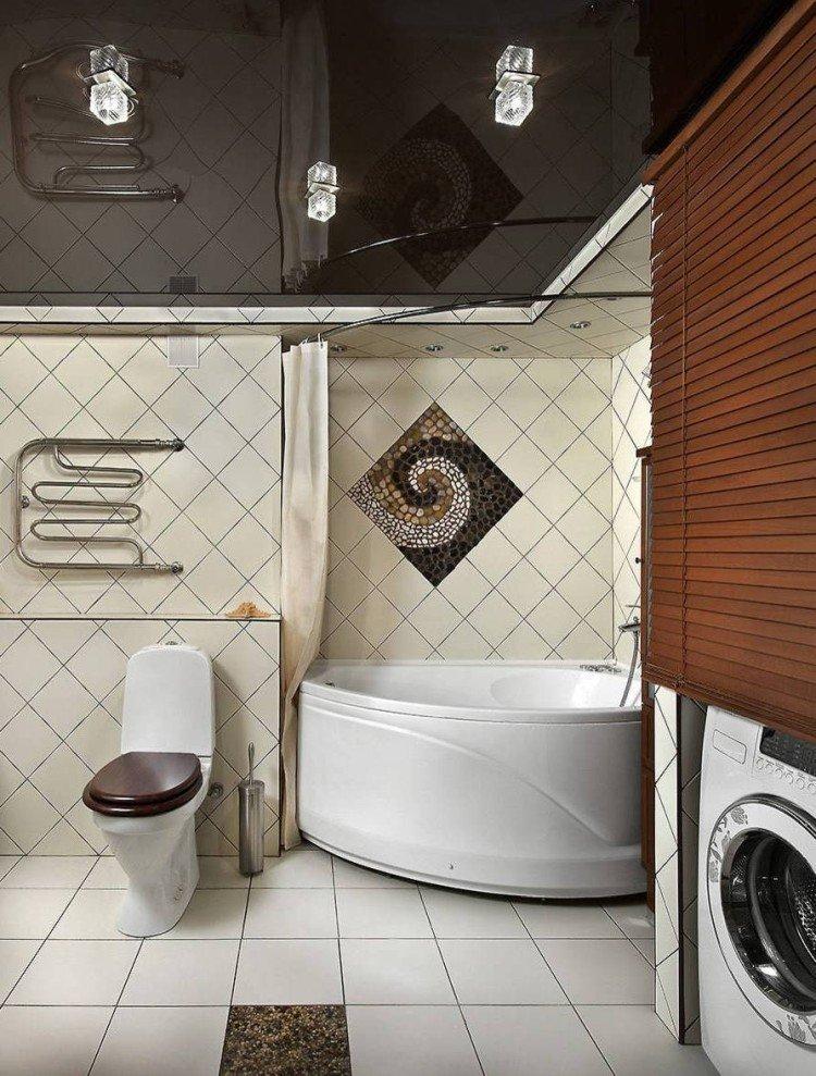 Plafonds tendus avec éclairage dans la salle de bain