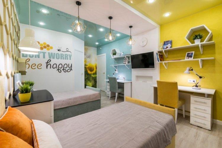 Plafonds tendus brillants dans la chambre des enfants