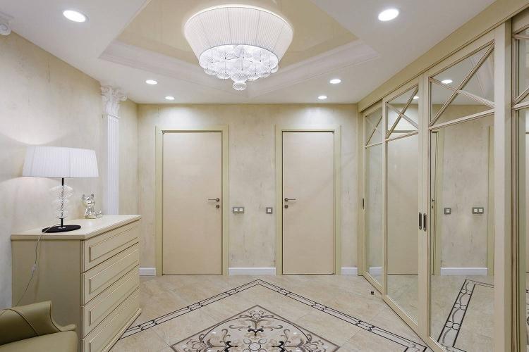 Plafonds tendus à deux niveaux dans le couloir