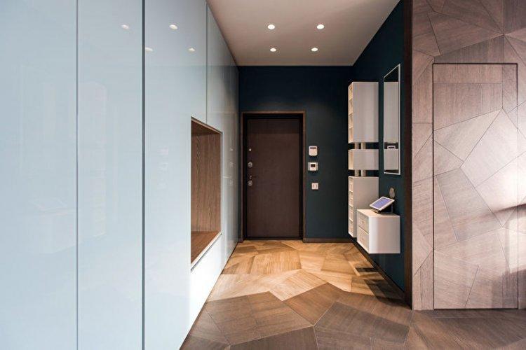 Plafonds tendus mats dans le couloir