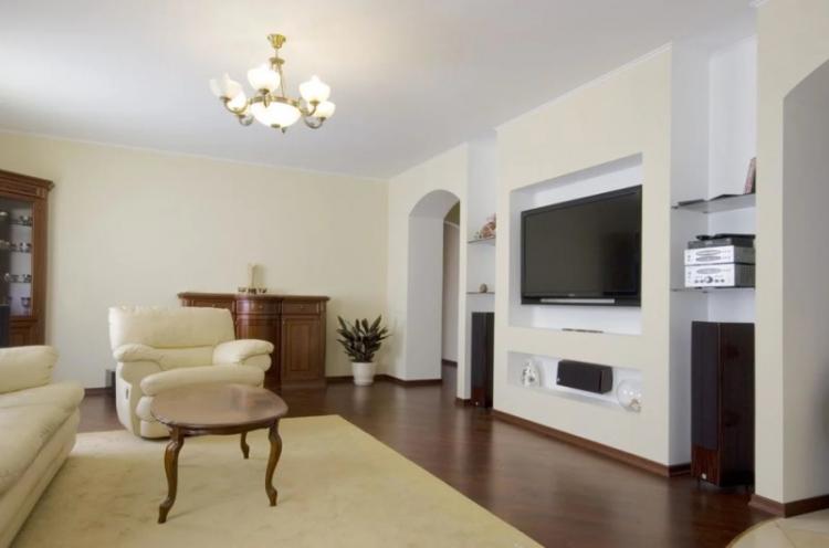 Niche en plaques de plâtre pour TV dans le salon