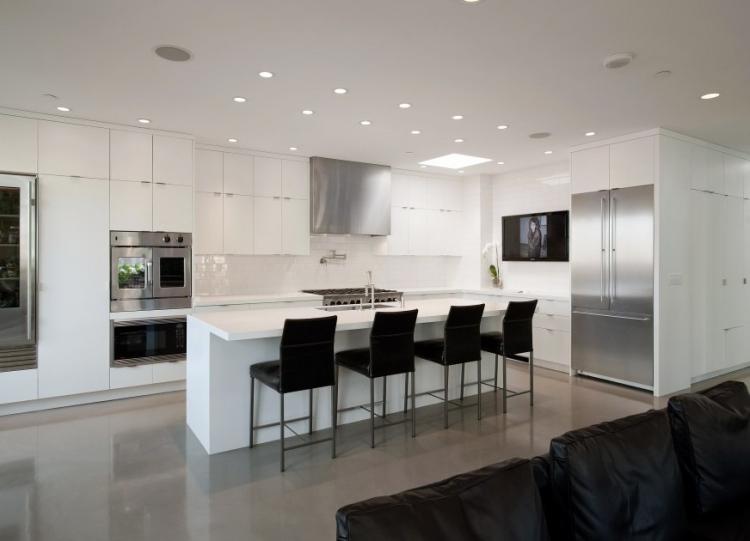 Niche en plaques de plâtre pour TV dans la cuisine