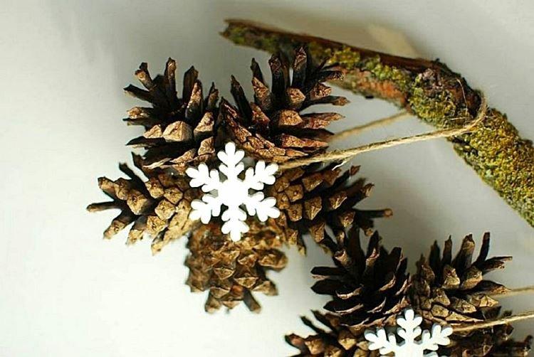 Flocons de neige - Artisanat du Nouvel An à partir de cônes pour enfants