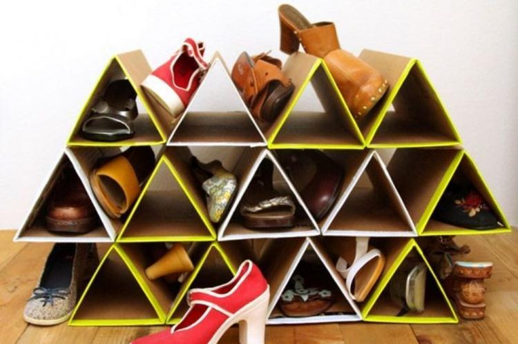 Étagère à chaussures en carton à faire soi-même dans le couloir