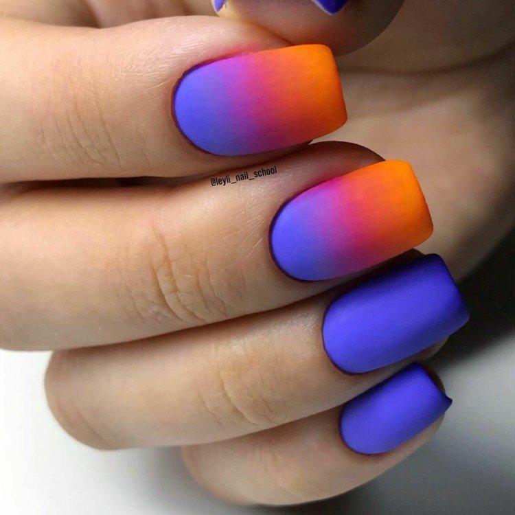 Ombre de contraste sur les ongles - photo
