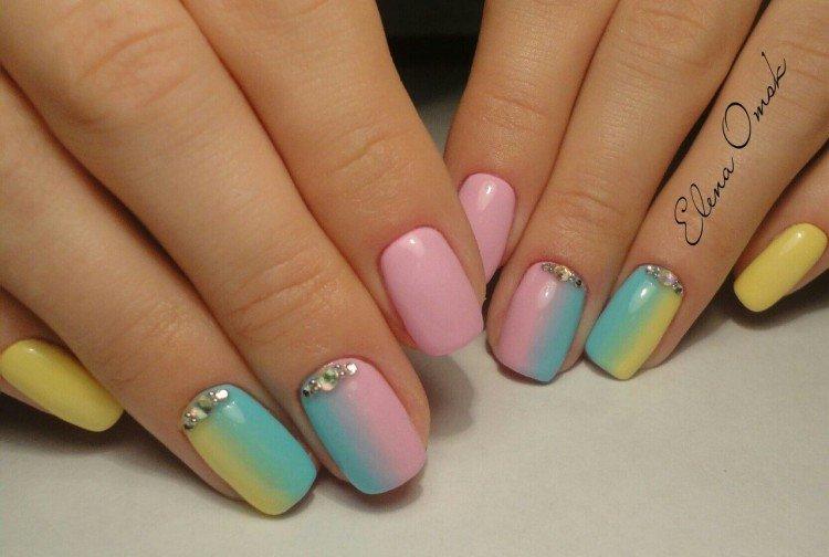Ombre multicolore sur les ongles - photo