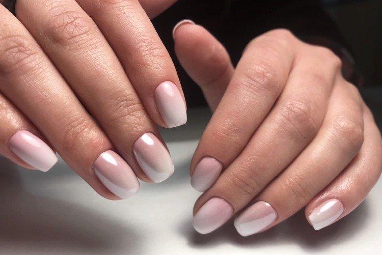 Ombre nue sur les ongles - photo