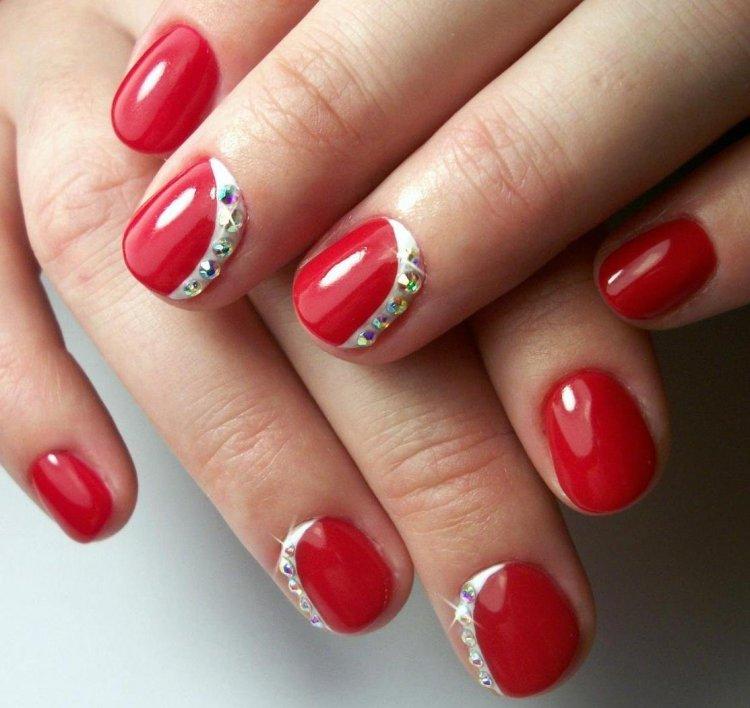 Manucure rouge d'automne 2020 - photo