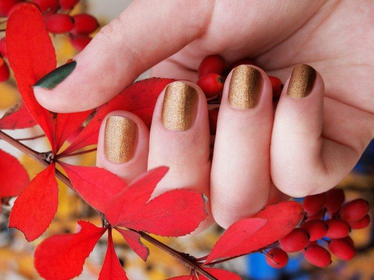 Manucure d'automne 2020 avec des paillettes - photo