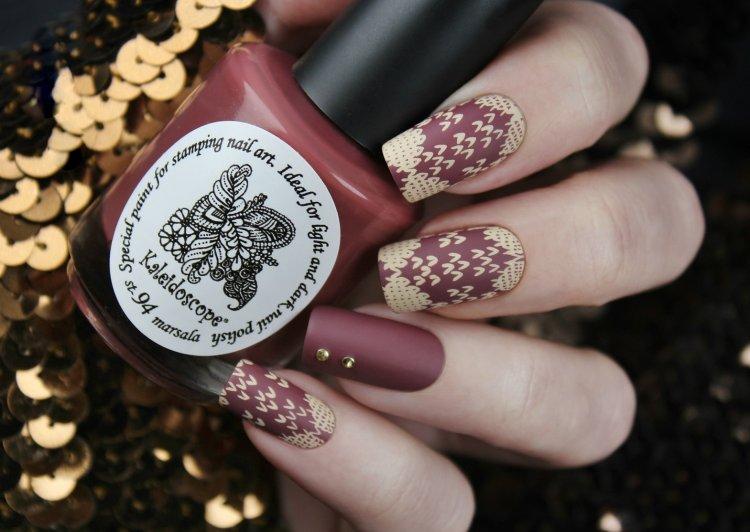 Manucure d'automne 2020 avec estampage - photo