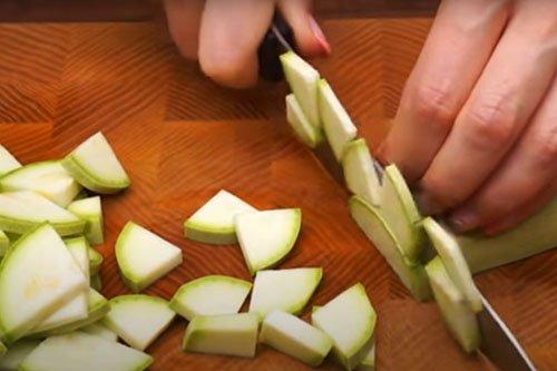 Soupe de courgettes aux légumes - Recette étape par étape