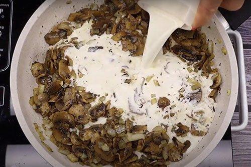 Pâtes aux champignons à la crème - les recettes pas à pas