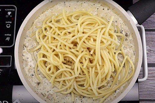 Pâtes aux champignons à la crème - les recettes pas à pas