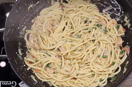 Pâtes aux crevettes à la sauce crémeuse - Recette étape par étape