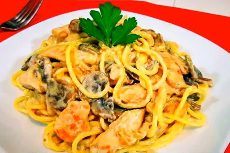Pâtes au poulet et champignons dans une sauce crémeuse - recette étape par étape avec une photo