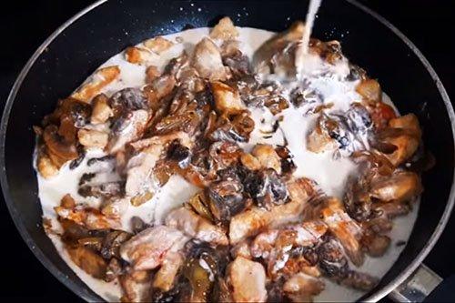Pâtes au poulet et champignons dans une sauce crémeuse - une recette pas à pas