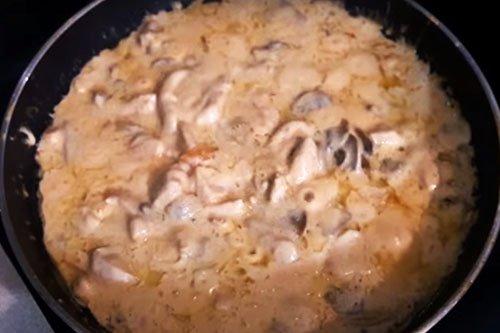 Pâtes au poulet et champignons dans une sauce crémeuse - une recette pas à pas