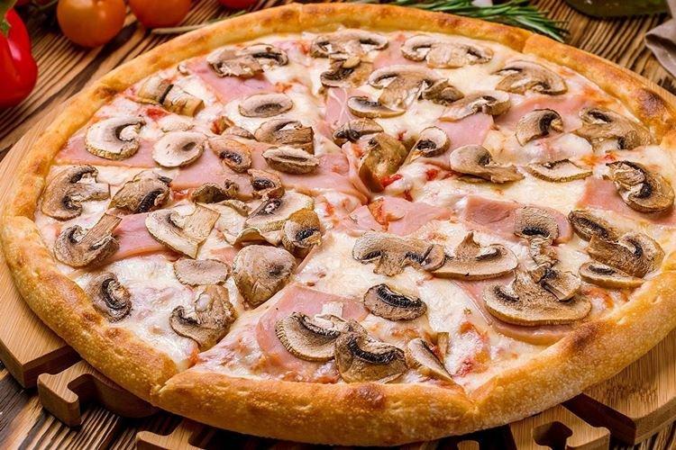 Pizza sur pâte sans levure aux champignons et jambon - Recette de pizza au four à la maison