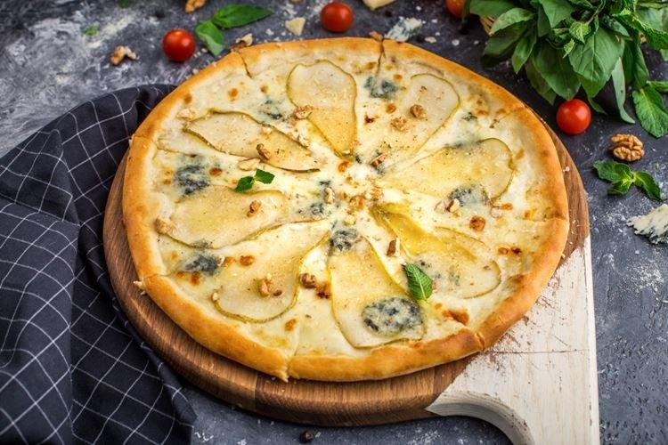 Pizza à la poire et au gorgonzola - Recette de pizza au four à la maison