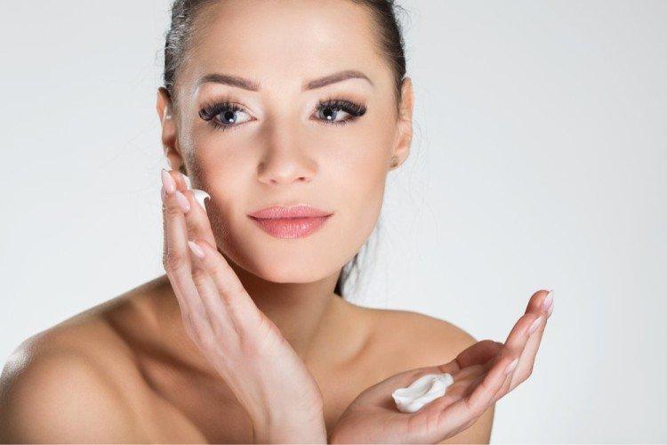 Soins de la peau à domicile après le peeling du visage