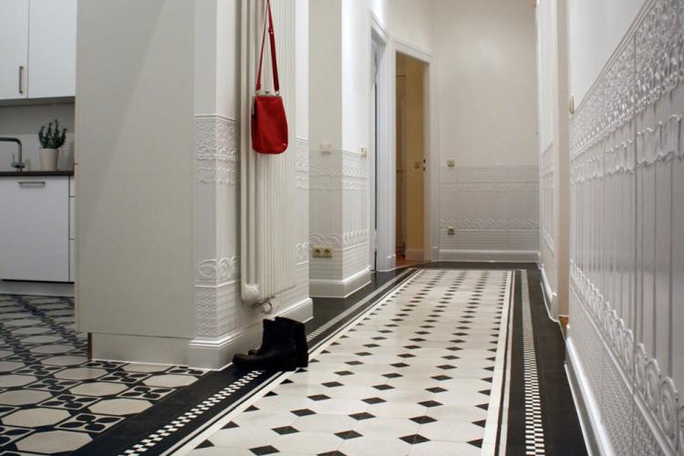 Carrelage dans le couloir - photo