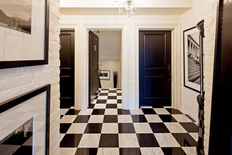 Carrelage dans le couloir - photo