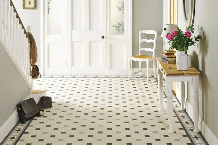 Carrelage dans le couloir - photo