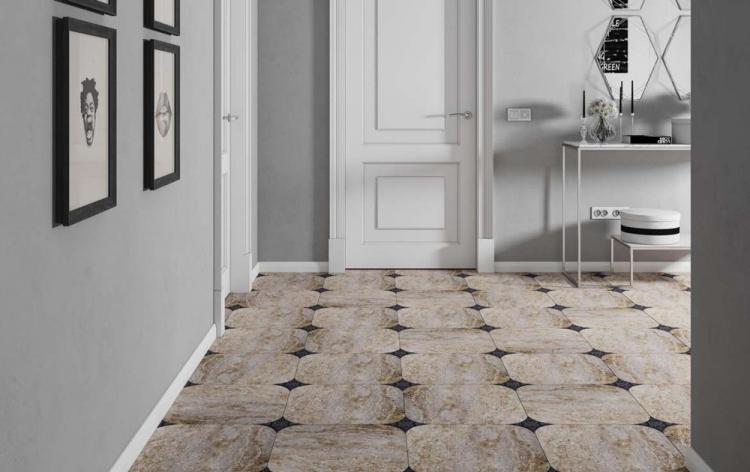 Carrelage dans le couloir - photo