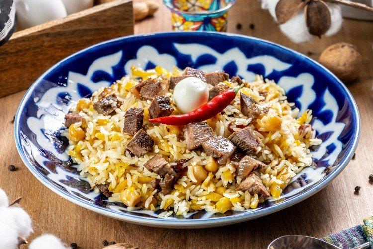 Porc pilaf au curry et curcuma en chaudron - recette