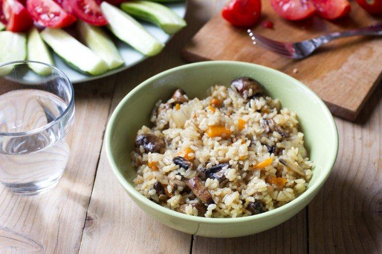 Pilaf au porc, aubergines et champignons au chaudron - recette