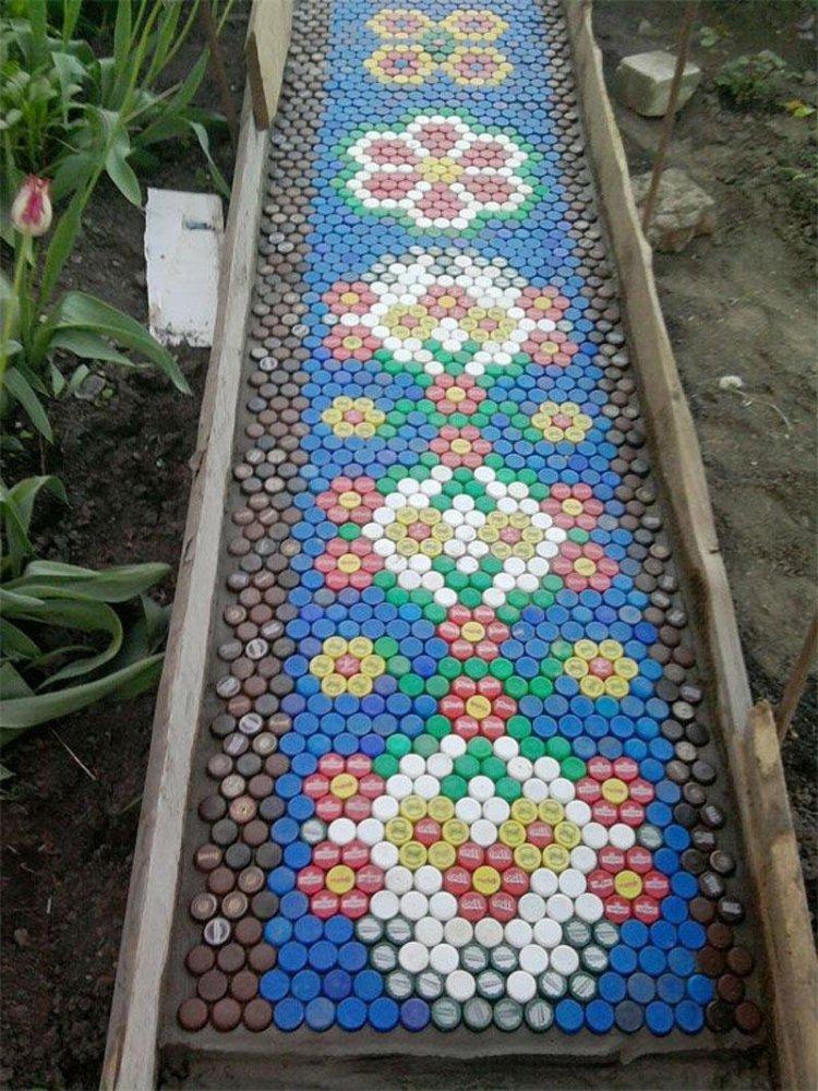 Sentier de bouchons de bouteilles en plastique - Artisanat à partir de bouteilles en plastique de vos propres mains