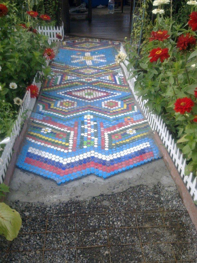 Sentier de bouchons de bouteilles en plastique - Artisanat à partir de bouteilles en plastique de vos propres mains