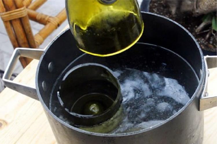 Beau bougeoir bouteille de vin - Chandeliers en verre DIY