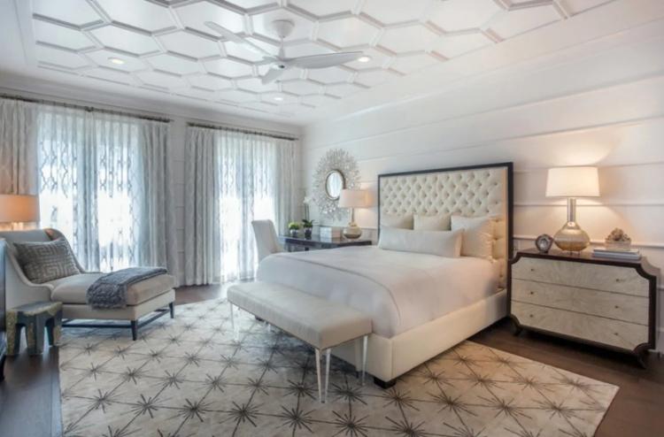 Faux plafond dans la chambre - photo