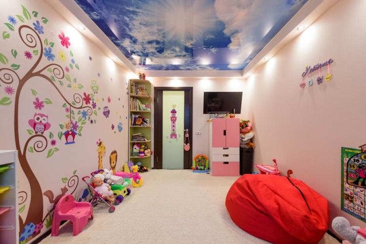 Plafond suspendu dans une chambre d'enfants - photo