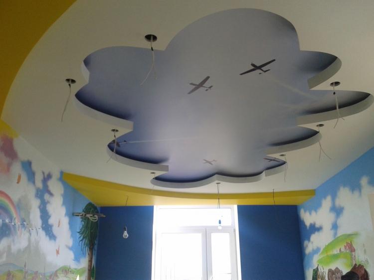 Plafond suspendu dans une chambre d'enfants - photo
